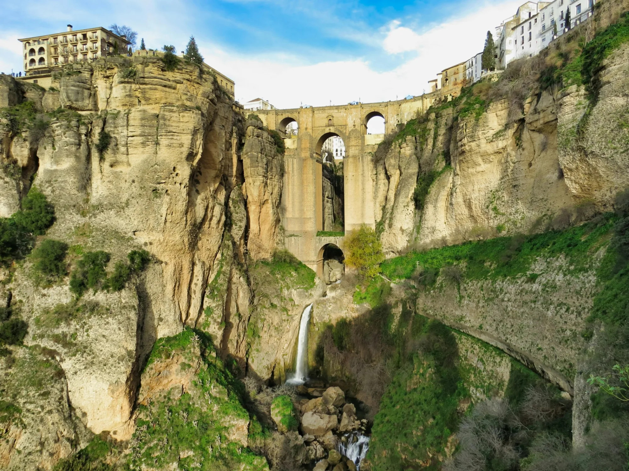 Private tour from Seville to Granada with stop in Ronda