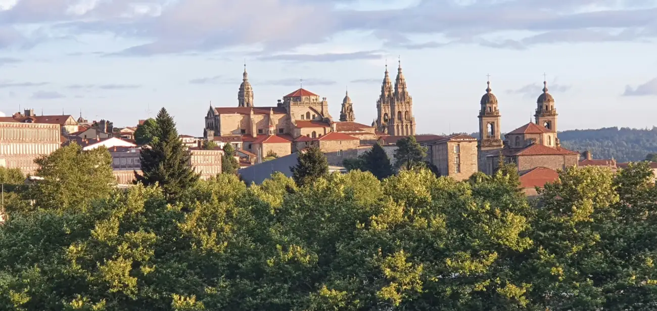 Skyline del casco histórico de Santiago de Compostela con las torres de la Catedral asomando sobre los tejados